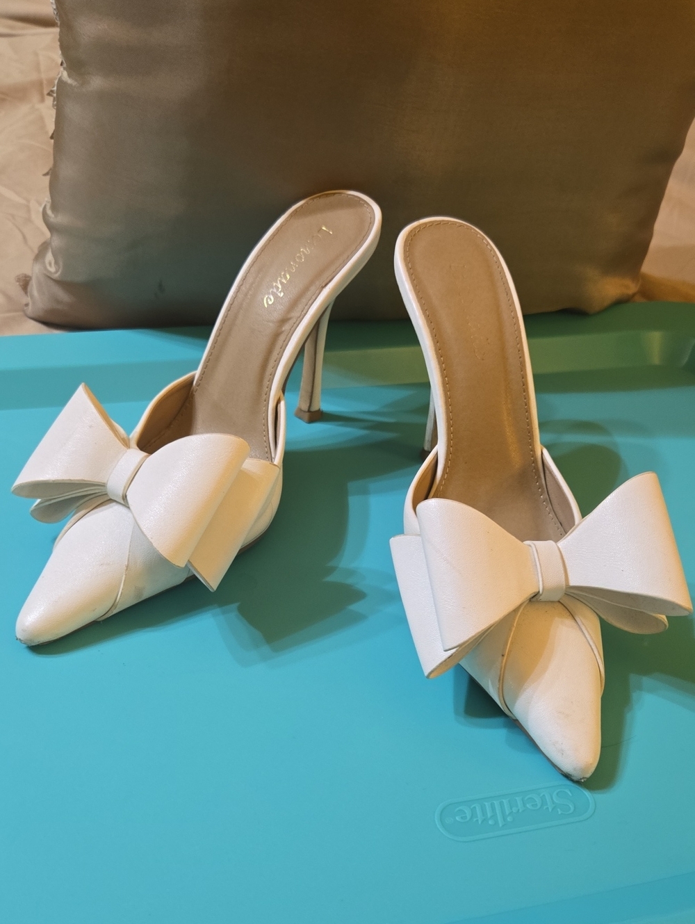 Women’s White Bow Pointed-Toe Mules